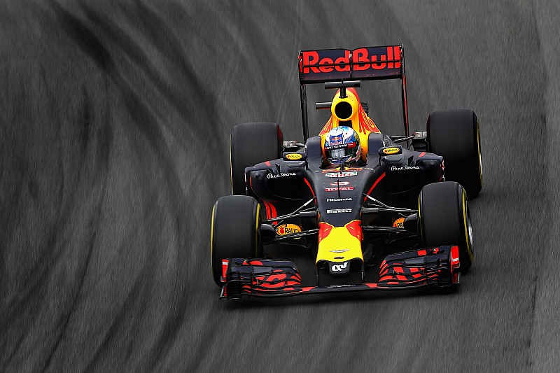 Ricciardo: No atacar a Mercedes sería
