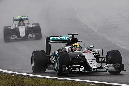 Formel 1 in Brasilien: Hamilton siegt im Regen und macht WM-Kampf spannend
