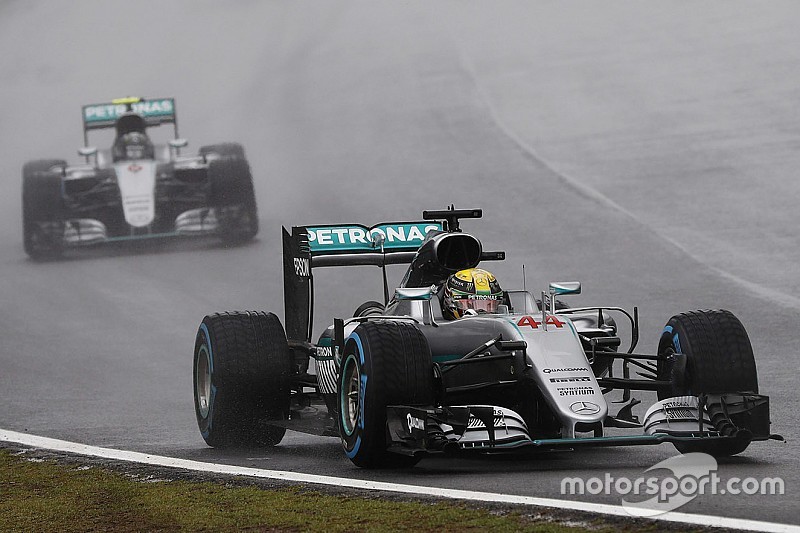 Formel 1 in Brasilien: Hamilton siegt im Regen und macht WM-Kampf spannend