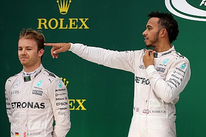 Hamilton lo tiene más fácil que Rosberg, según Horner