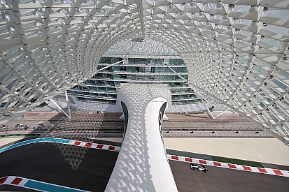 Hamilton voor Rosberg in eerste training Abu Dhabi, Verstappen derde