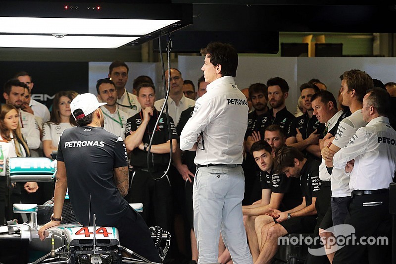 Mécaniciens Hamilton/Rosberg - Wolff calme encore le jeu