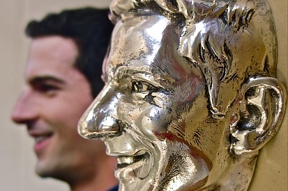 Alexander Rossi in Silber: Indy-500-Sieger auf der Borg-Warner-Trophy