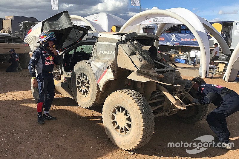 Sainz crasht uit Dakar Rally: “Ik probeerde tijd goed te maken”