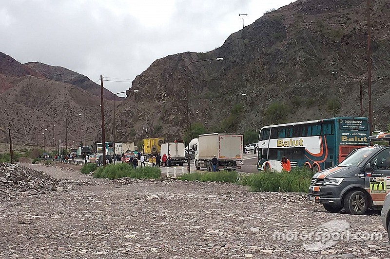 La caravana del Dakar pone camino a Salta a pesar de un derrumbe