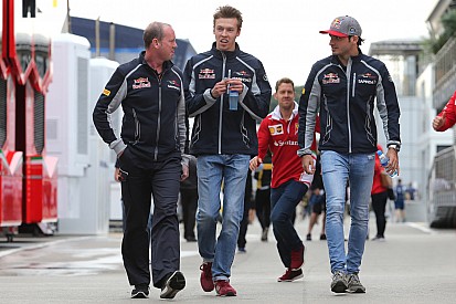 Sainz: "La gente olvida que Kvyat ganó a Ricciardo en 2015"