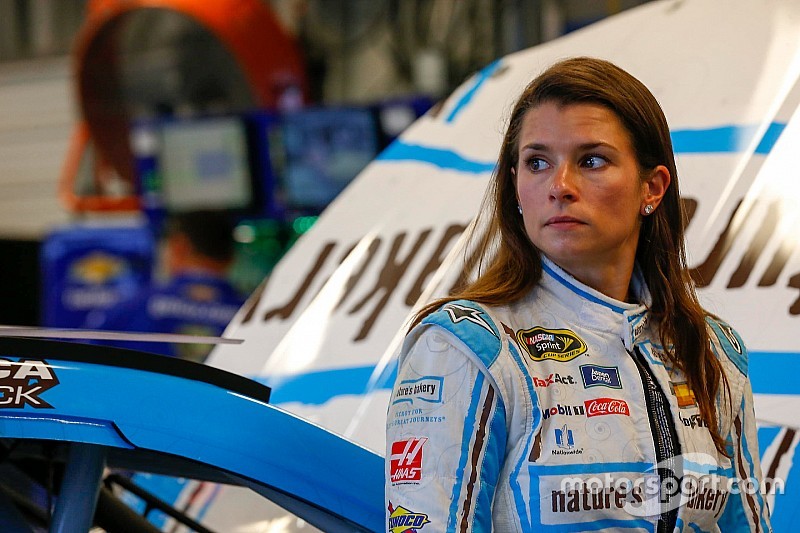 Danica Patrick inicia NASCAR 2017 con problemas de patrocinio