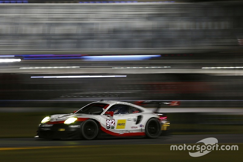 Daytona 24: Cadillac, Porsche y Acura lideran a la mitad de carrera