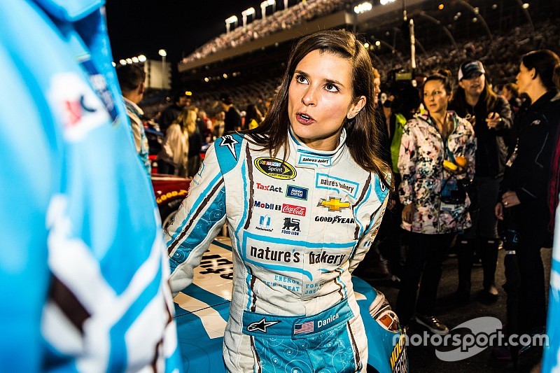 Stewart-Haas Racing verklagt Danica Patricks Sponsor