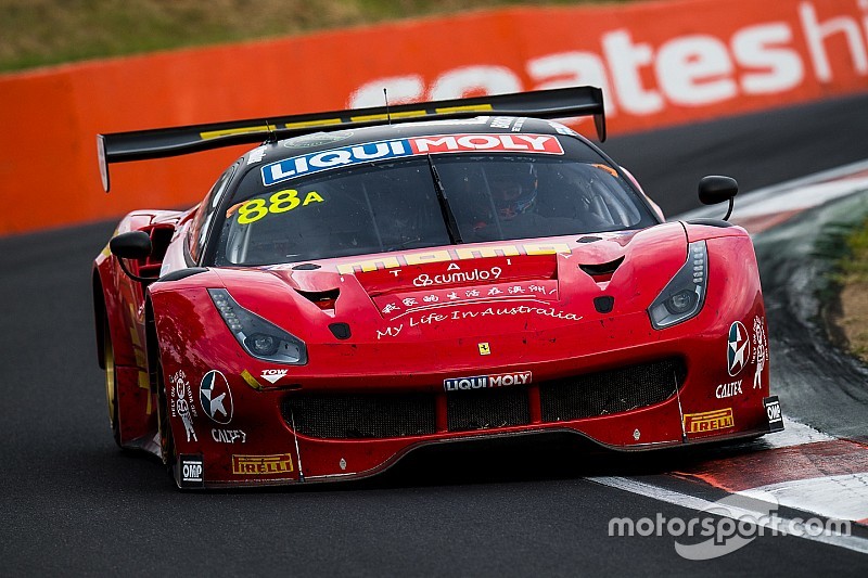 12h Bathurst nach 8 Stunden: Enge Zweikämpfe Ferrari vs. Mercedes