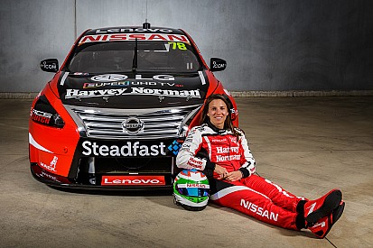 Nissan zeigt Supercars-Tourenwagen von Simona de Silvestro