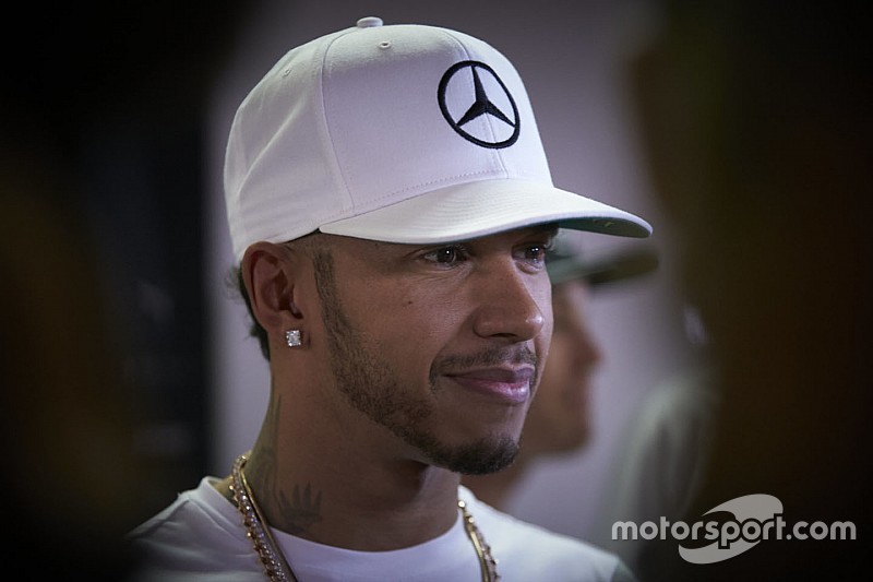 Hamilton niega críticas a Mercedes por la telemetría