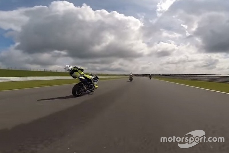 VÍDEO: Piloto desmaia em moto após ser atingido por detrito
