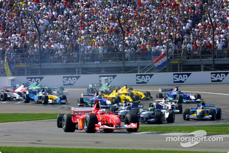 Primera curva: Michael Schumacher lidera al grupo