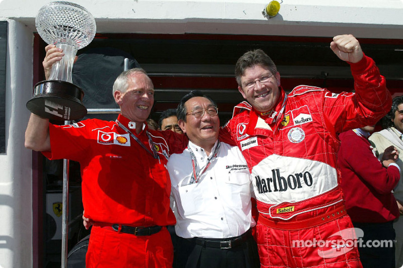 Rory Byrne y Ross Brawn celebran la victoria