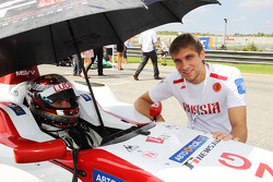 Vitaly Petrov Renault, op de grid met Ivan Samarin