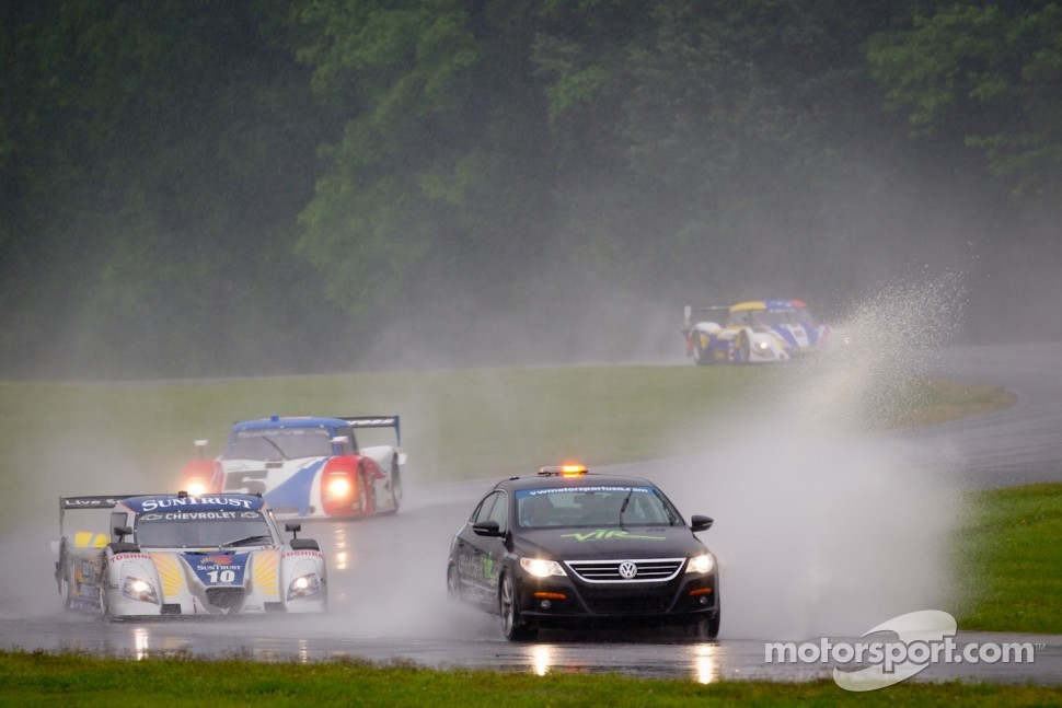 Pace car out in front of #10 SunTrust Racing Chevrolet Dallara: Max Angelelli, Ricky Taylor