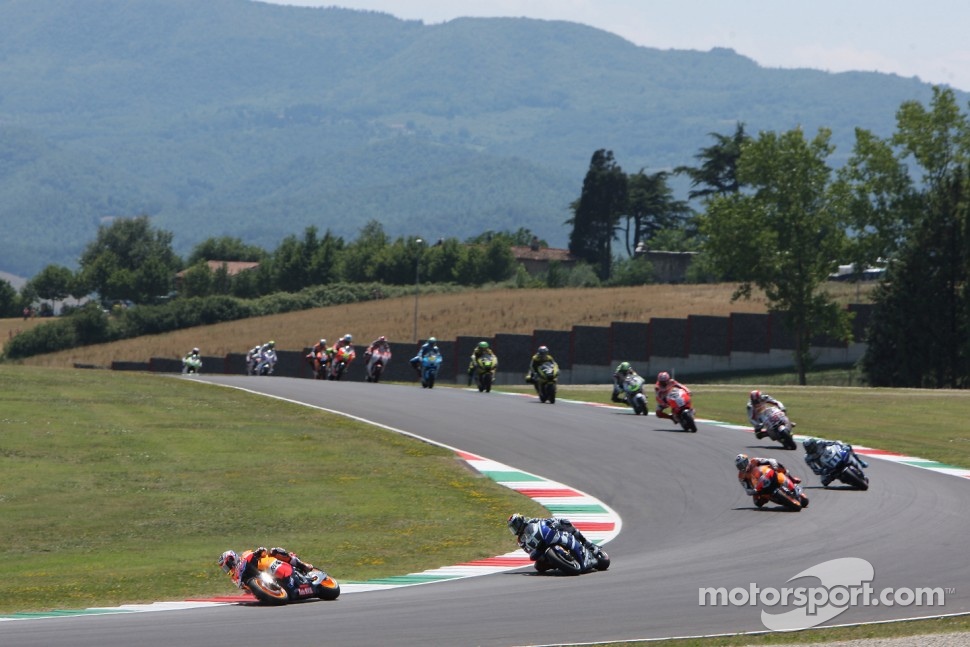Start: Casey Stoner leads
