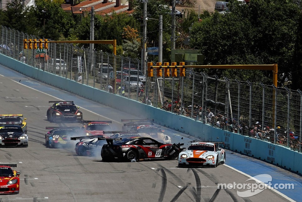 Start: the #23 JR Motorsports Nissan GT-R of Lucas Luhr, Michael Krumm involved in a crash