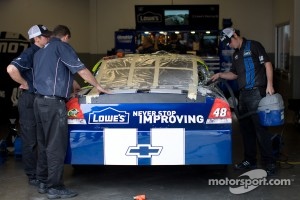 Trouble at technical inspection: C-pillar on the Hendrick Motorsports Chevrolet car of Jimmie Johnson has to be removed