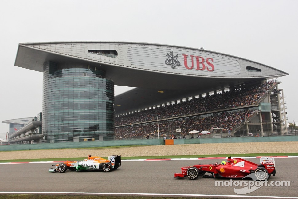 Paul di Resta, Sahara Force India leads Felipe Massa, Ferrari