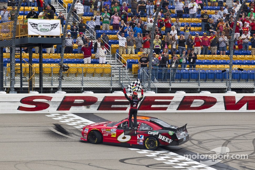 Race winner Ricky Stenhouse Jr., Roush Fenway Ford