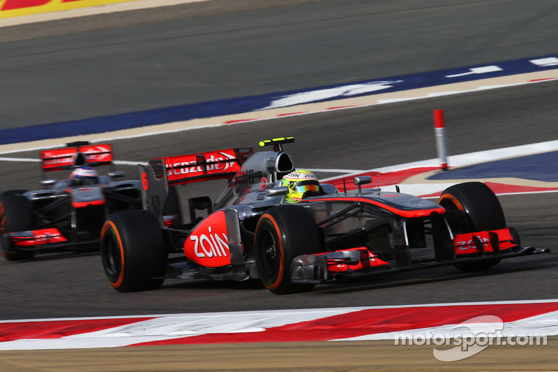 Sergio Pérez, delante de Jenson Button, su compañero en McLaren, durante el GP de Bahréin 2013.