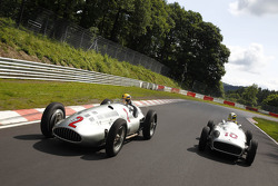 Lewis Hamilton und Nico Rosberg fahren historische Mercedes-Autos auf der Nordschleife