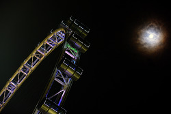 El Singapore Flyer y la luna