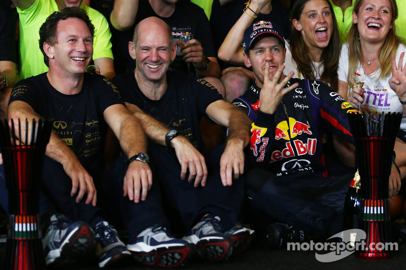 Себастьян Феттель, Red Bull Racing святкує четвертий титул з командою