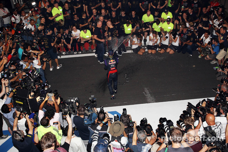 Переможець гонки та чемпіон світу Себастьян Феттель, Red Bull Racing святкує четвертий титул з коман