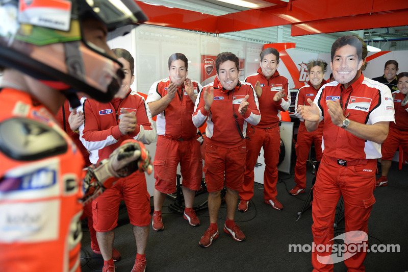 Equipo de Nicky Hayden juega una broma