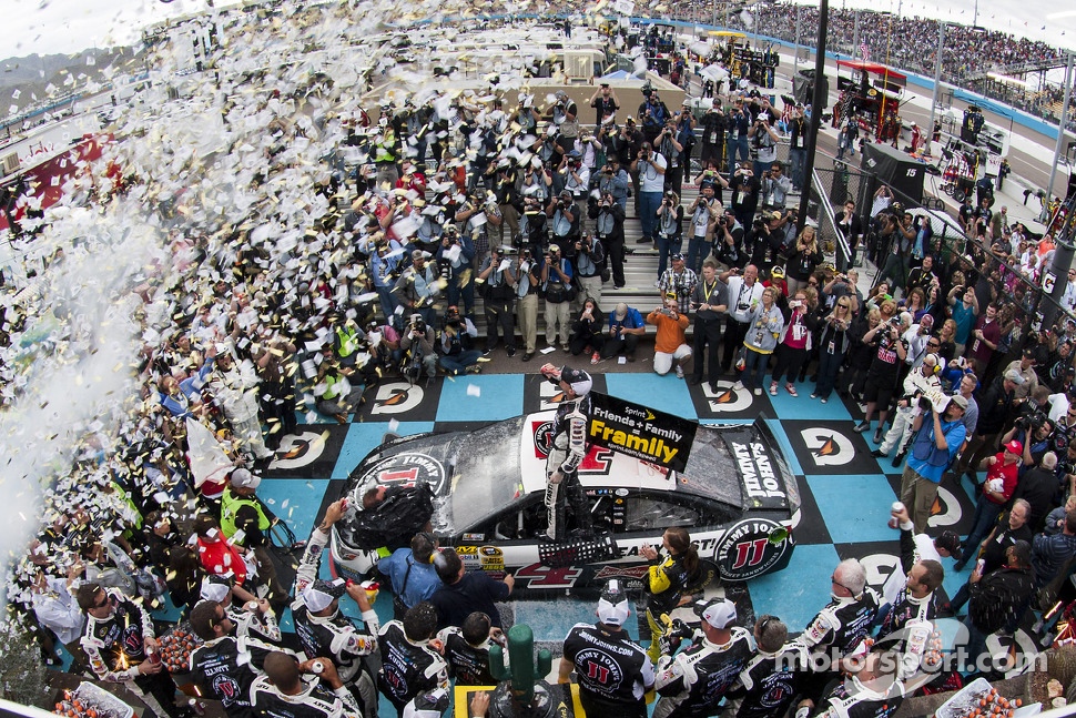 Race winner Kevin Harvick, Stewart-Haas Racing Chevrolet