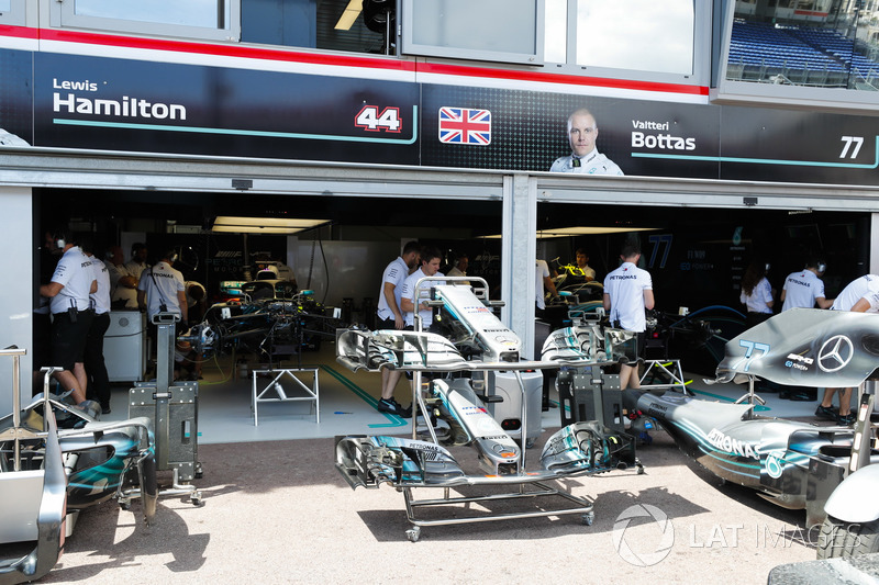 Mercedes AMG F1 W09 in pit lane