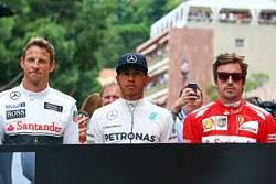 (L to R): Jenson Button, McLaren, Lewis Hamilton, Mercedes AMG F1 and Fernando Alonso, Ferrari pay t