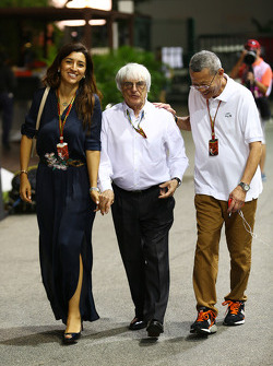Bernie Ecclestone, con su esposa, Fabiana Flosi, y Colin Syn, Singapore GP