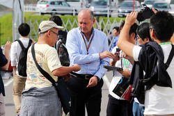 Ron Dennis, Presidente Ejecutivo de McLaren firma autógrafos para los fans