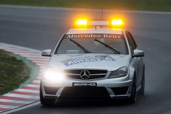 El auto médico de la FIA llega para atender Jules Bianchi, Marussia F1 Team