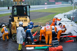 Veiligheidsteam aan het werk na de crash van Jules Bianchi, Marussia F1 Team
