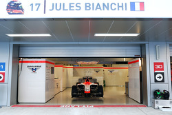 De Marussia F1 Team MR03 van Jules Bianchi, draagt een steunbetuiging met de hashtags #ForzaJules en
