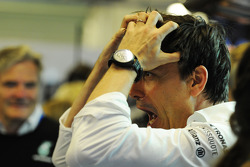 Toto Wolff, Mercedes AMG F1 accionista y director ejecutivo celebra el Campeonato del Mundo con el equipo