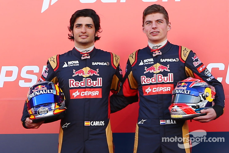 Max Verstappen ve Carlos Sainz Jr. Toro Rosso STR10'la birlikte