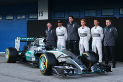 El Mercedes AMG F1 W06 es presentado: Paddy Lowe, Mercedes AMG F1, director ejecutivo de Mercedes AMG F1; Toto Wolff, Mercedes AMG F1, director ejecutivo ; Nico Rosberg, Mercedes AMG F1; Pascal Wehrlein, Mercedes AMG F1 piloto reserva y; yy Cowe