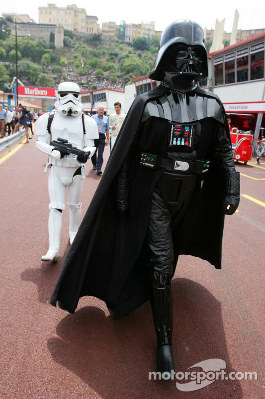 Darth Vader in der Boxengasse
