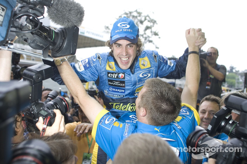2005 World Champion Fernando Alonso celebrates with Renault F1 team members