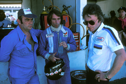 Jacques Laffite, Ligier JS5-Matra met Guy Ligier, eigenaar, en Gérard Ducarouge, ontwerper en engine
