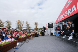(De izquierda a derecha): Carlos Sainz Jr., Scuderia Toro Rosso; Nico Hulkenberg, Sahara Force India F1; Lewis Hamilton, Mercedes AMG F1 en el escenario de autógrafos