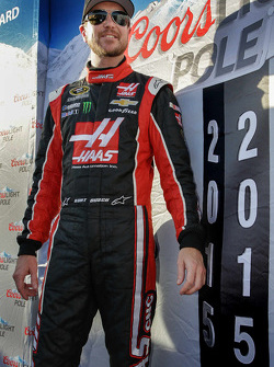 Polesitter Kurt Busch, Stewart-Haas Racing Chevrolet celebra