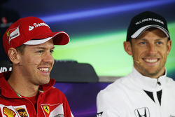 Sebastian Vettel, Ferrari con Jenson Button, McLaren en la conferencia de prensa FIA