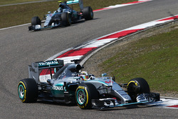 Lewis Hamilton, Mercedes AMG F1 W06 delante de su compañero de equipo Nico Rosberg, de Mercedes AMG F1 W06
